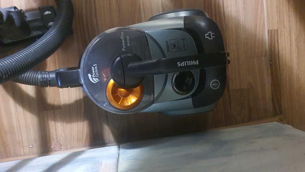 Современный контейнерный пылесос  Philips FC8767 в отличном состоянии.