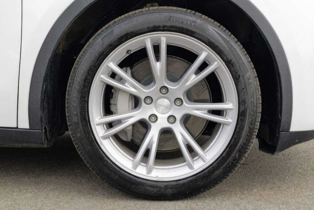 Tesla Model Y      2023