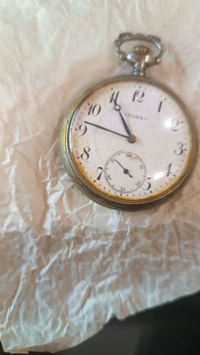 Срібний годинник Doxa.