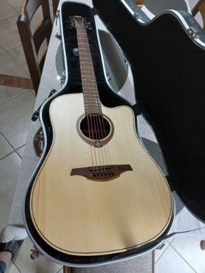 Gitara elektroakustyczną LAG  T 70 DCE