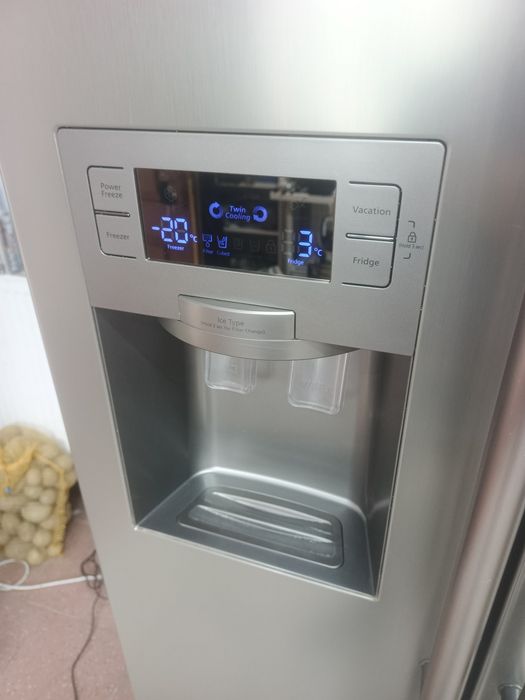 Lodówka Samsung SidebySide z kostkarką.