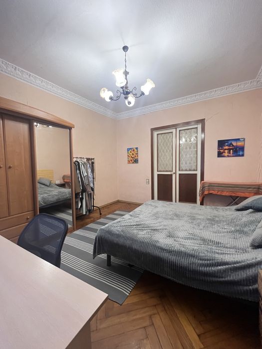 3к з роздільними кімнатами . Площа Маяковського .