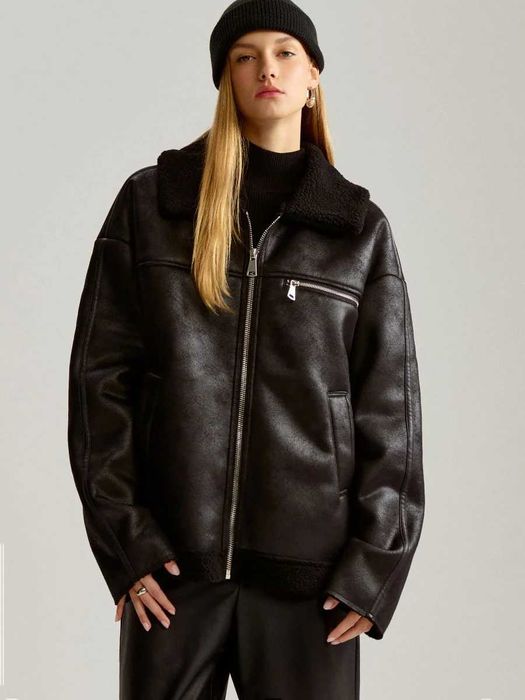 Czarna kurtka oversize ze sztucznym futerkiem