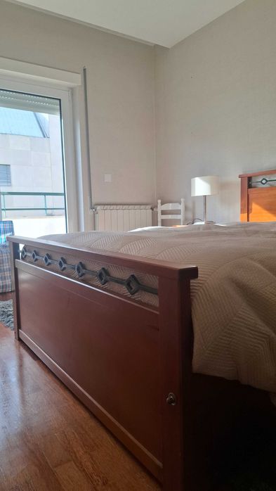 Conjunto madeira cama+mesas cabeceira+cómoda+espelho
