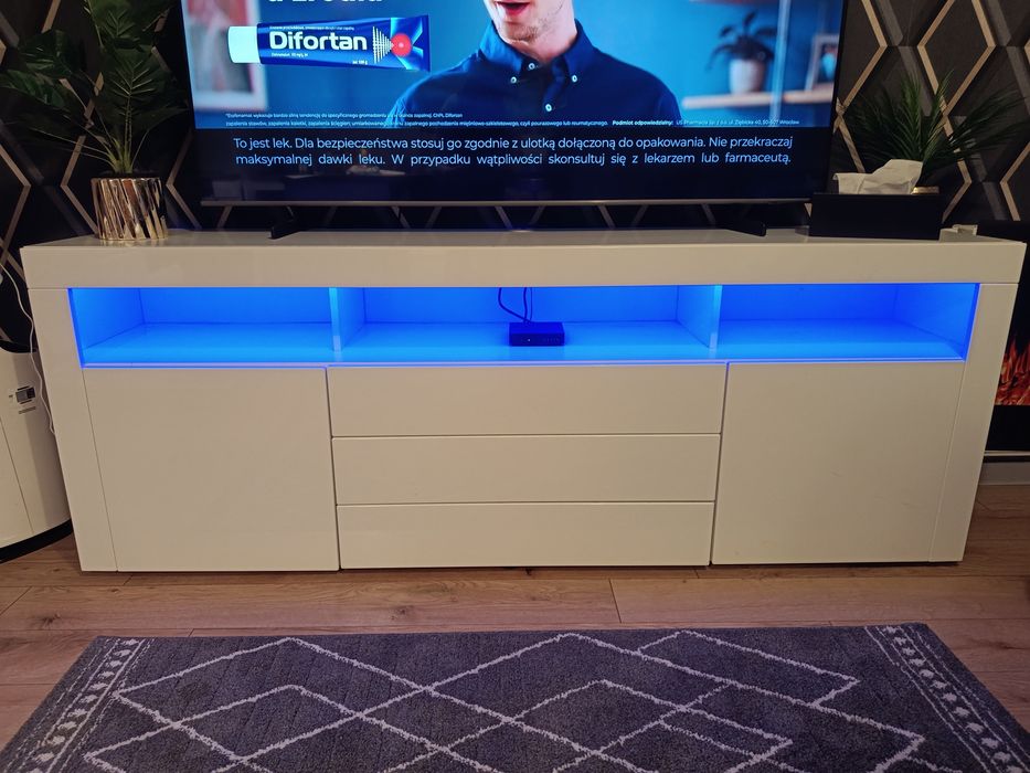 Biała komoda led