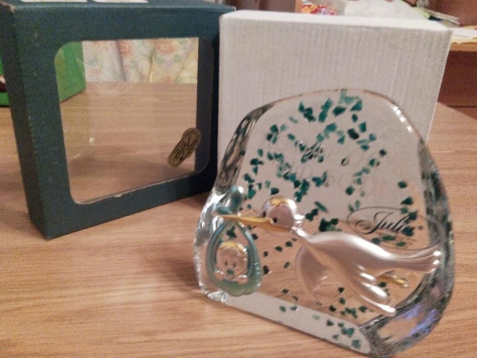 Подарочная статуэтка из хрусталя на крестины,рождение ребенка "АИСТ"