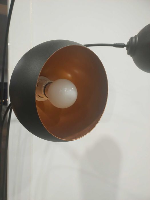 Candeeiro preto com base em pedra