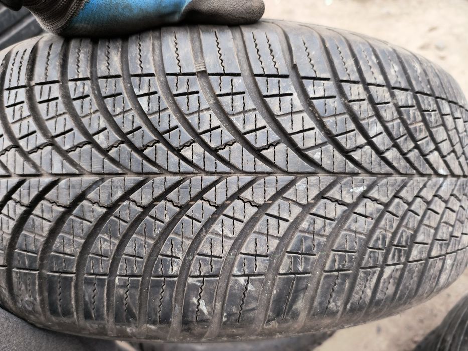 245/50R19 Goodyear всесезон як нові