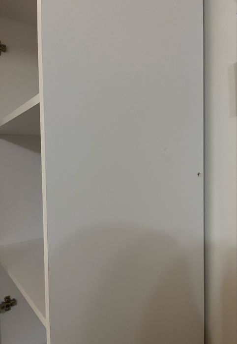 Biala szafa z półkami