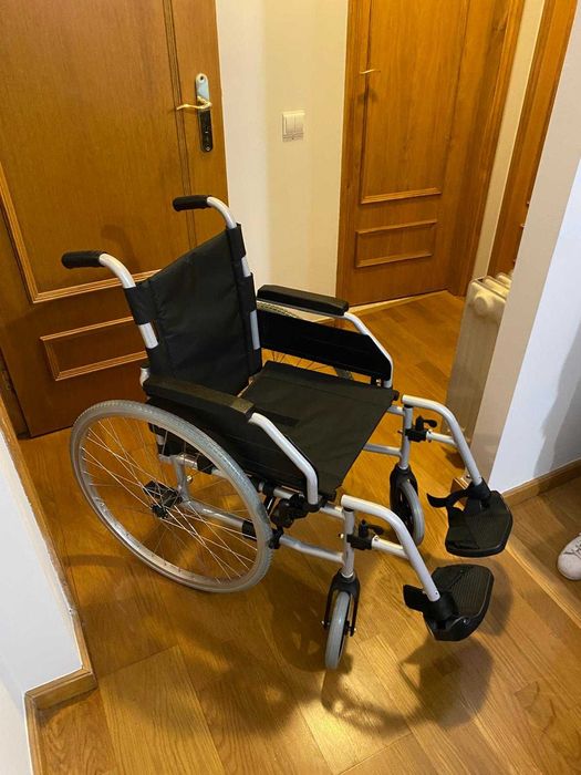 Cadeira de rodas semi nova