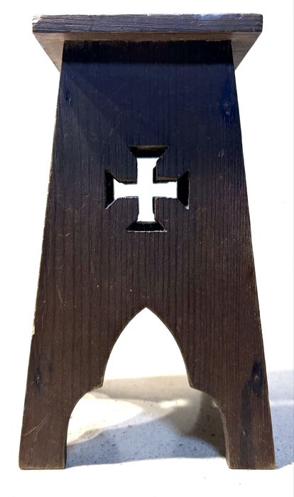 Antigo pequen pedestal em madeira para uma escultura religiosa / Santo
