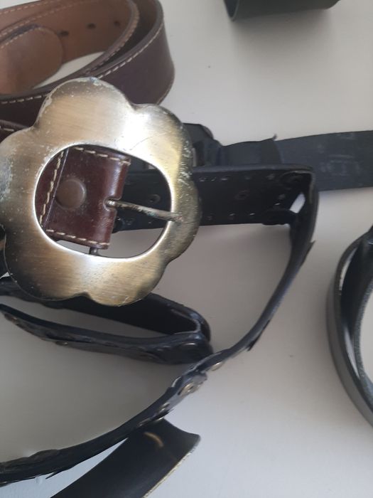 Varios cintos em pele genuína