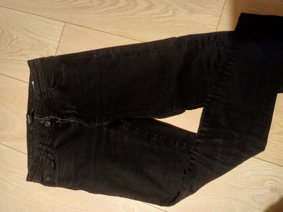 Czarne jeansy Reserved 34.