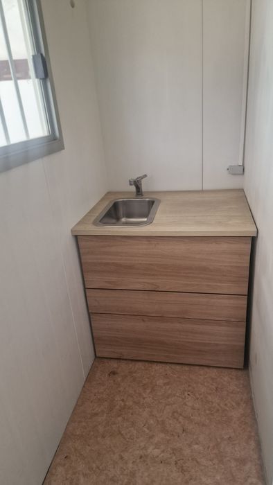 Contentor reboque atrelado cosinha e WC