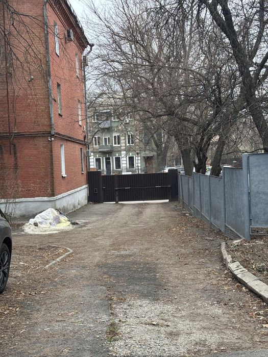 Продам  гараж біля ЦУМА 6*6м земля приватна власність