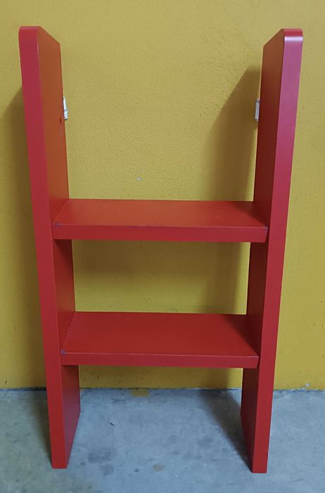 Escada vermelha para cama