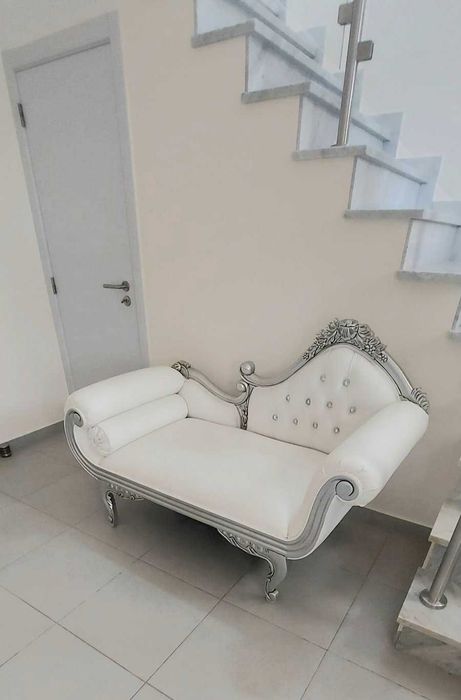 Divã Recamier / Chaise Longue Estilo Barroco (Branco e Prata) – Excelente Estado