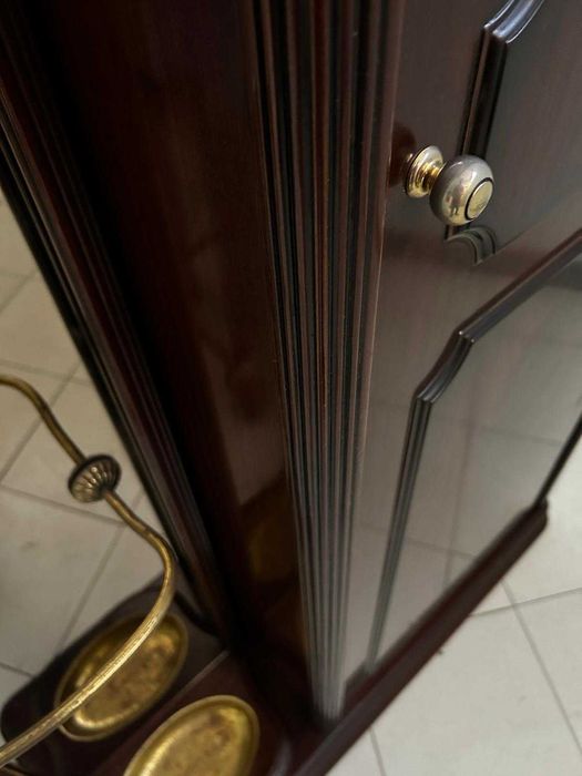 Guarda-fatos com espelho e iluminação