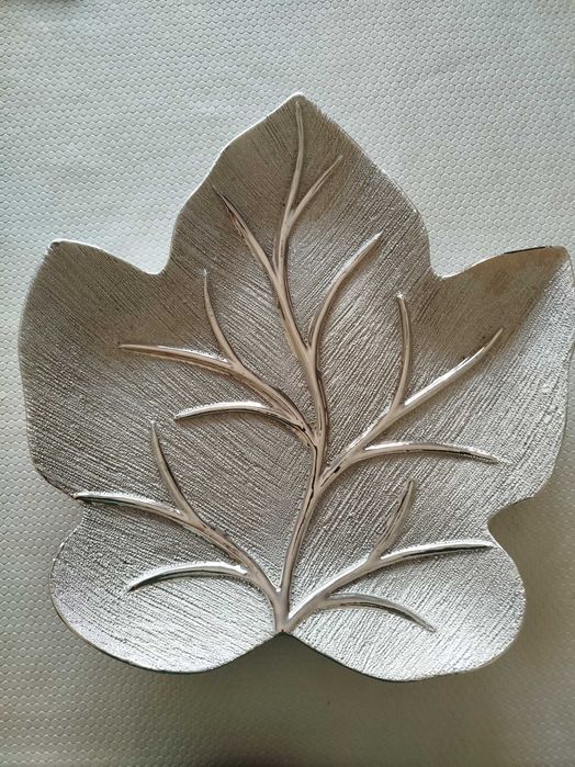 Prato Decorativo Folha em Tons Prateados