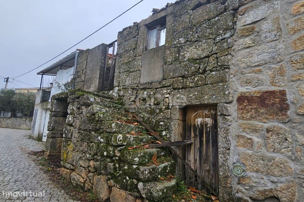 Vende-se casa em ruína localizada na Rua do Grichão, na aldeia de P...