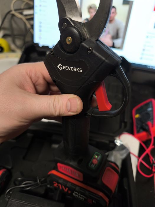 tesouro eletrônico de poda com 2 baterias e maleta de transporte