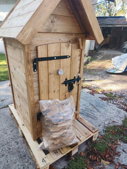 Wędzarnia ogrodowa drewniana.