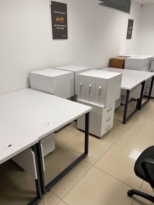 Стіл керівника менеджера багато