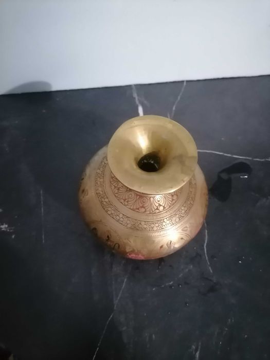 vaso de latao indiano conhecido como chambo ou lota