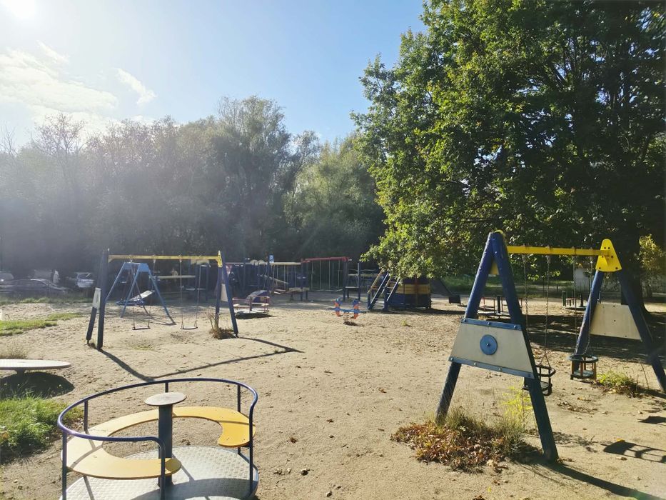 Plac zabaw dużo przeszkód
