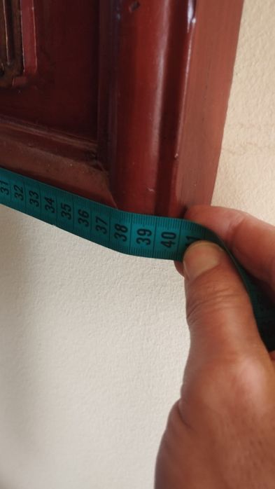 Espelho de Madeira todo trabalho, com aproximadamente 1,18 * 40 cm.