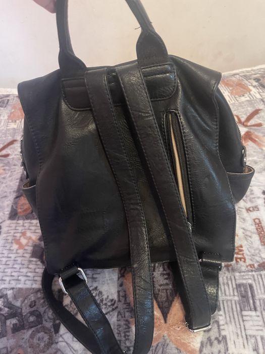 Mochila preta com um fecho grande