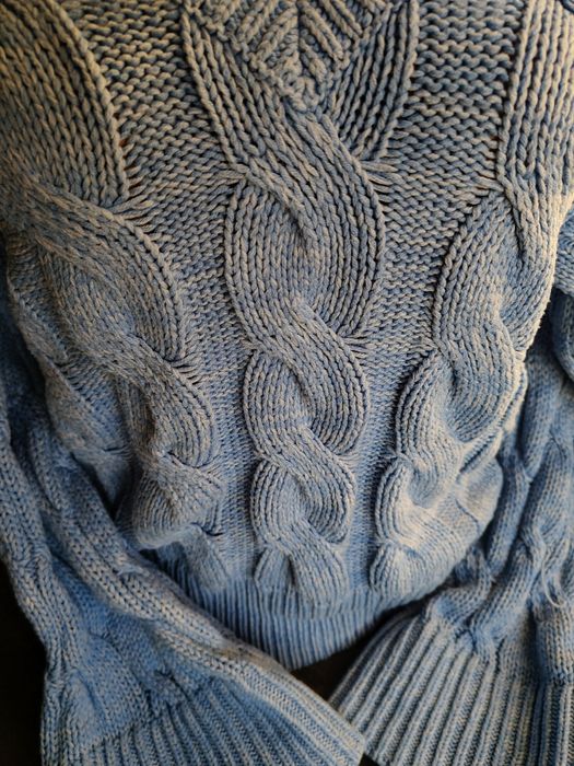Niebieski sweter oversize warkoczowy, szerokie rękawy, rozmiar M