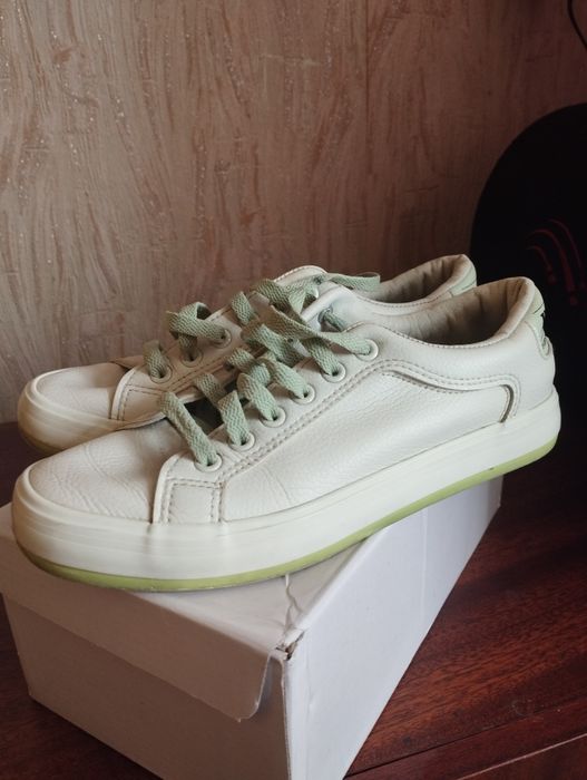 Белые кеды кроссовки 
В хорошем