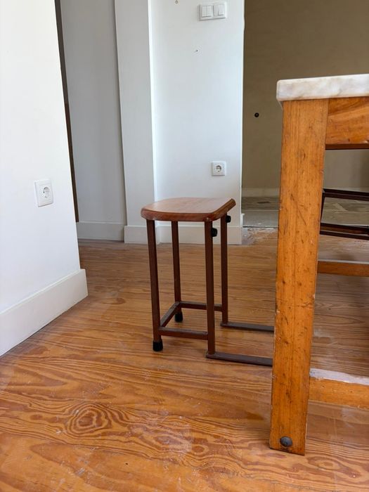 Mesa antiga com tampo de mármore e bancos retráteis — peça única