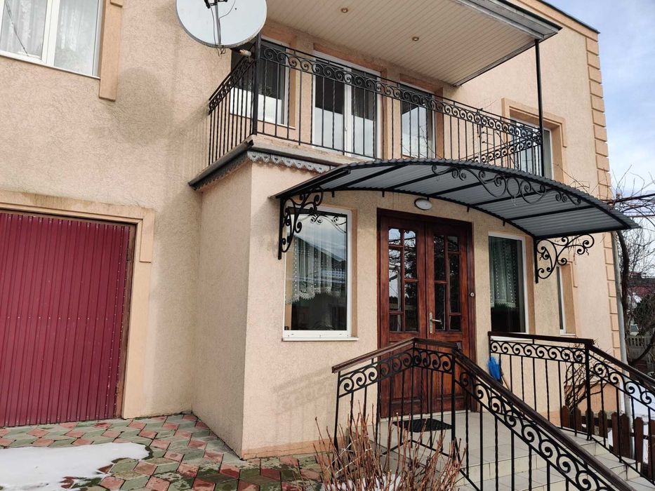 Продається двоповерховий капітальний будинок, район Роші