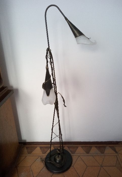 Lampa podłogowa lilie