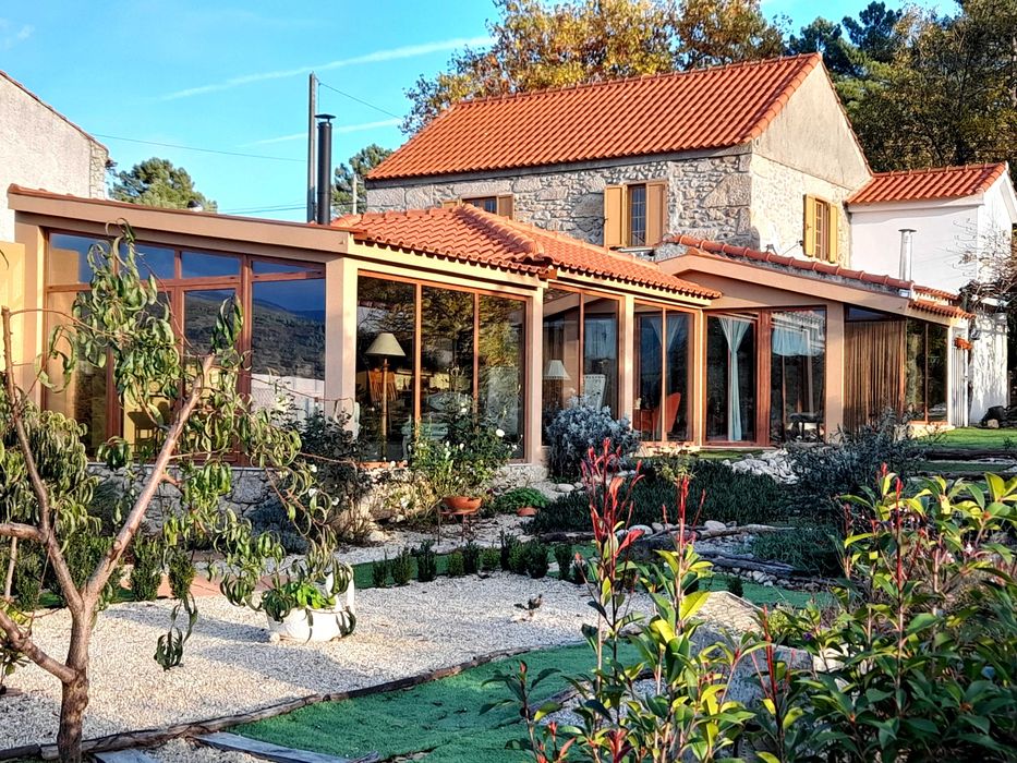 Vende se Quinta com moradia e jardim