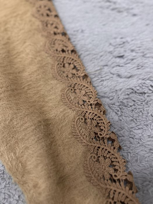 Beżowy sweter z ażurowymi zdobieniami