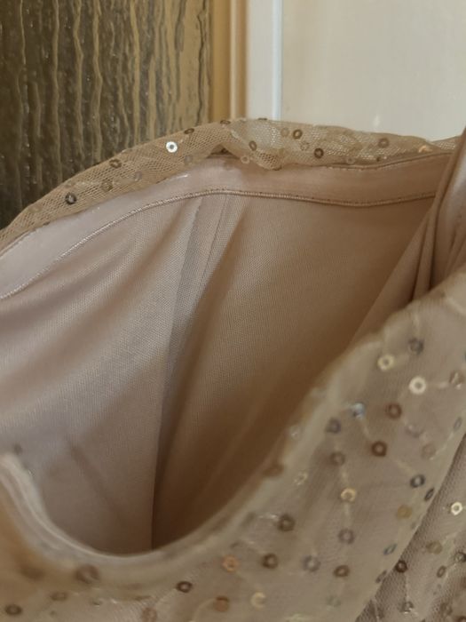 Zlota elegancka sukienka z cekinami dluga do ziemi