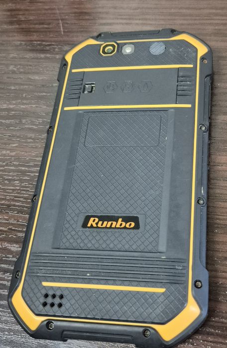 Smartfon Runbo F1