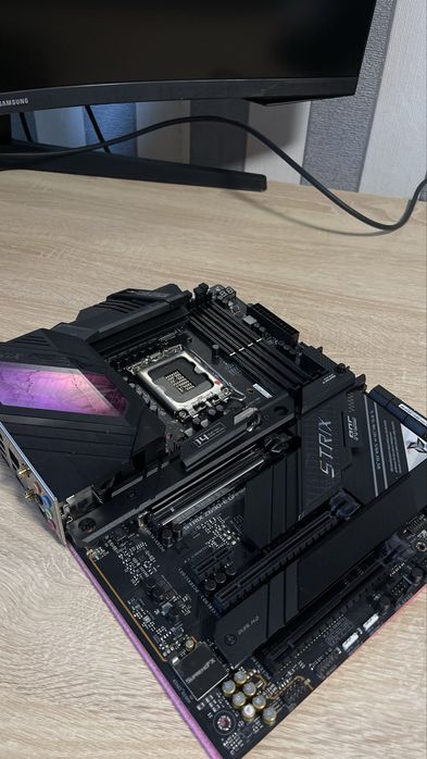ASUS ROG Strix Z690-E Gaming Wi-Fi Материнська плата LGA 1700