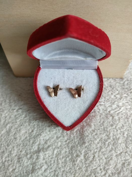 Minimalistyczne kolczyki motylki kolczyki motyle kolor złoty wkrętki