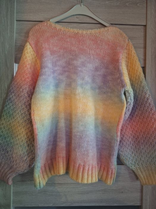 Śliczny sweter tęcza z bufiastymi rękawami