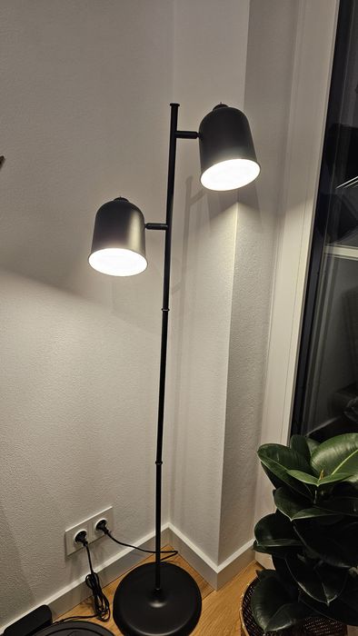 Lampa podłogowa czarna