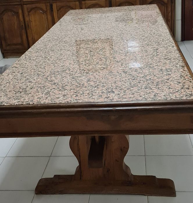 Mesa cozinha em madeira com tampo em granito.