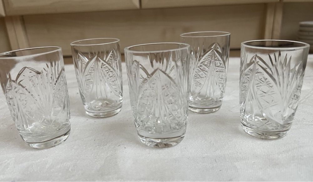 Кришталеві стакани, чарки, графін, попільничка, ріг