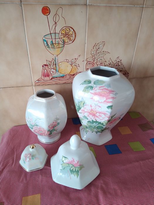 Potes com tampa em porcelana.