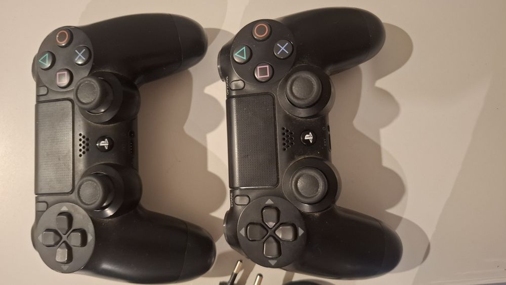 Zadbany zestaw PS4 Slim | 2 Oryginalne Pady | Ładowarka