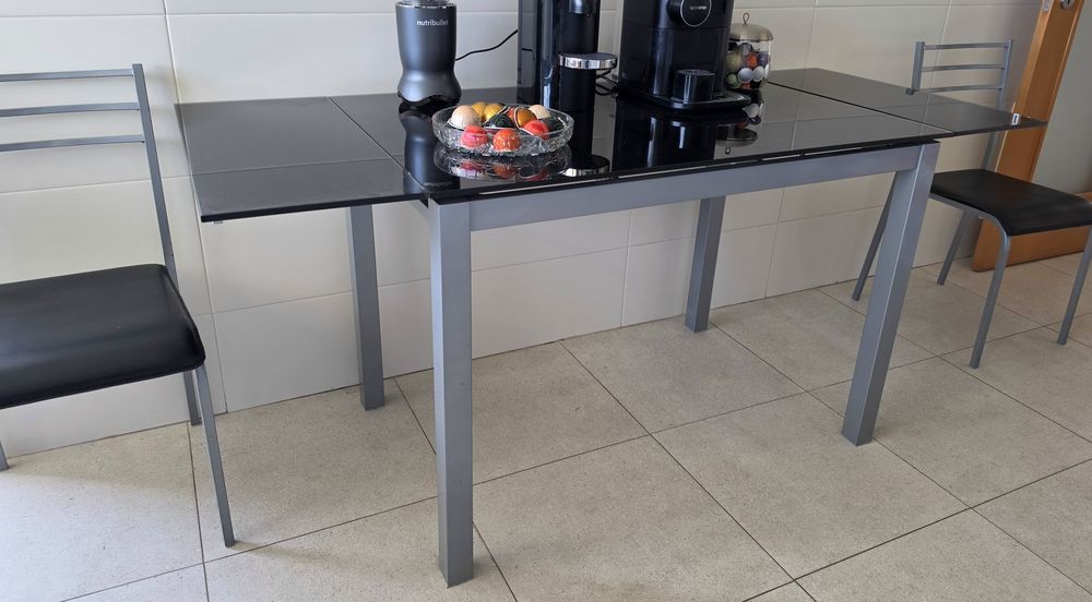 Mesa de cozinha tempo em vidro preto extensível mais 4 cadeiras