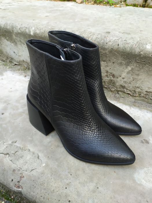 кожаные черные сапожки демисезонные